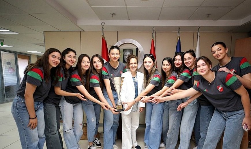 Voleybol ve yüzmede Karşıyaka rüzgarı esti