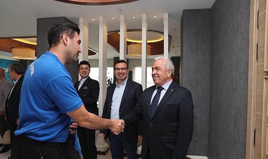 Hentbolcular başarılarını Başkan Şadi Özdemir’le paylaştı