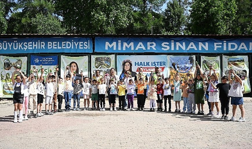 Minik öğrenciler anneleri için en güzel hediyeyi Büyükşehir Belediyesi’nin fidanlığında elleriyle dikti