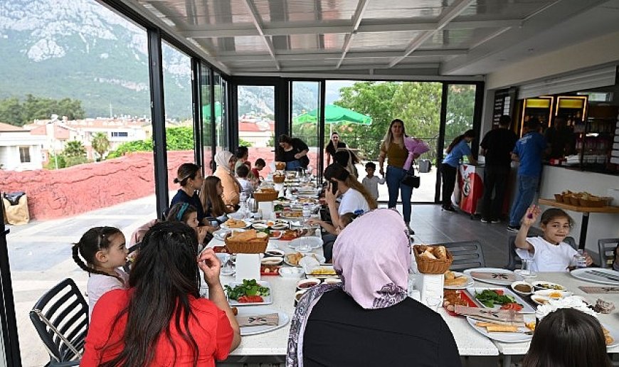 Öğretmenlerden Tepe Parkı’nda Anneler Günü etkinliği