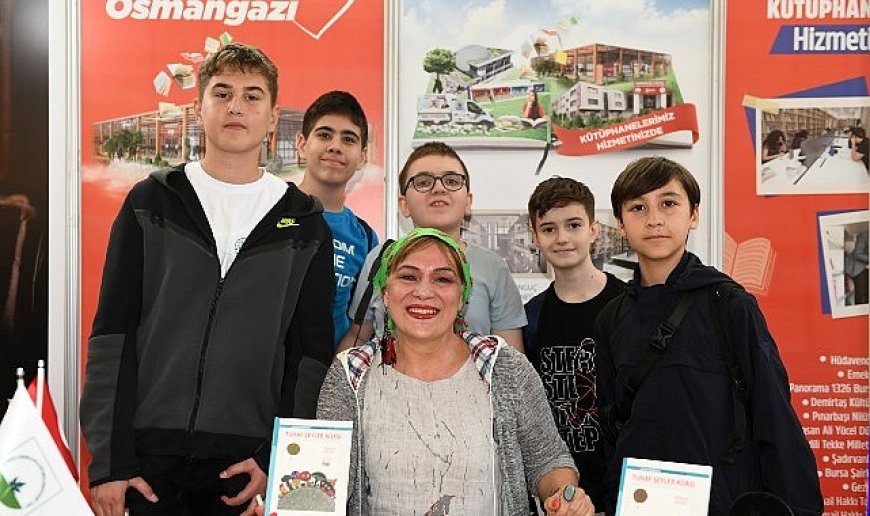 Yazar Halime Yıldız kitaplarını küçük okuyucuları için imzaladı