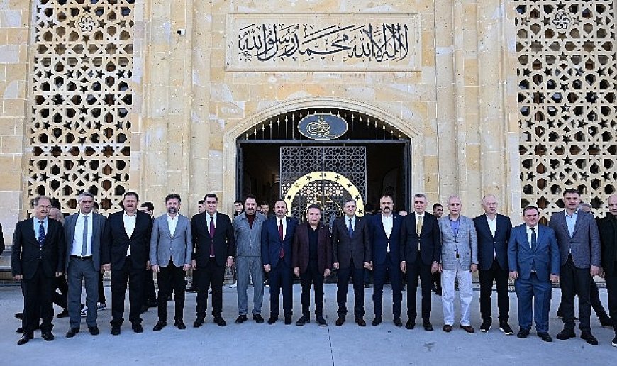 Başkan Muhittin Böcek vatandaşlarla bayramlaştı