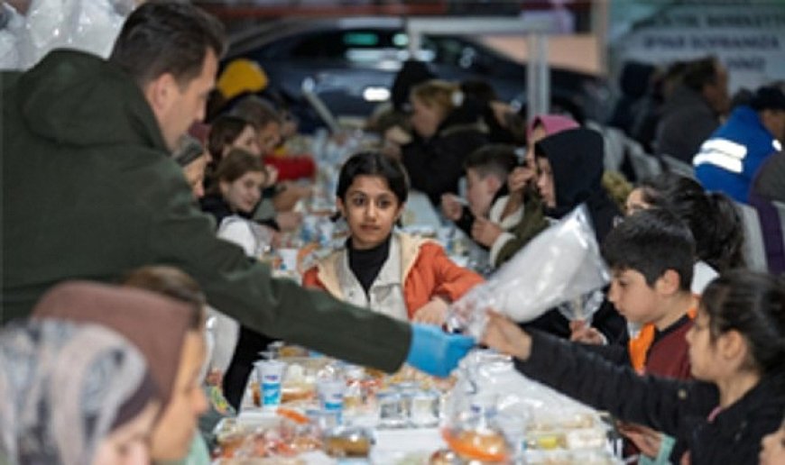 İzmir’in dayanışma sofrası Bayraklı’da kuruldu