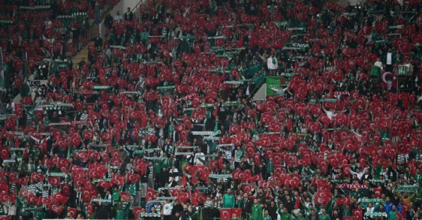 Bursaspor tribünleri Türk bayraklarıyla donatıldı