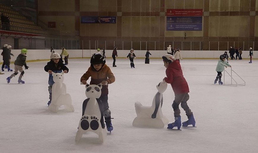 Maltepeli çocuklar tatilin keyfini buz pistinde çıkardı
