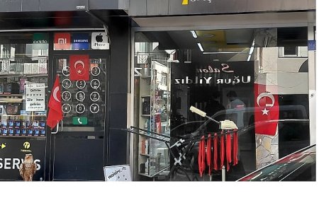 Karaman Belediyesi’nden Esnaflara Bayrak Hediyesi