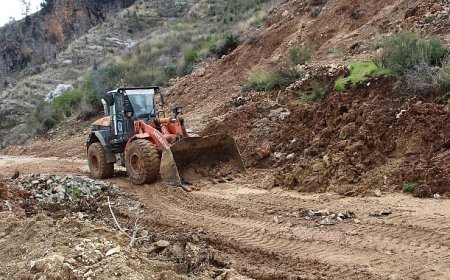 Antalya Büyükşehir Belediyesi ekiplerinden yol mesaisi