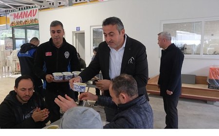 Başkan Topaloğlu'ndan pazar esnafına çorba ikramı