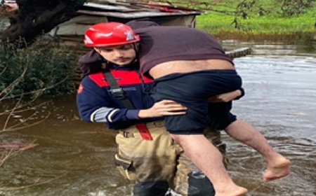 İtfaiye eri vatandaşı sırtında taşıdı
