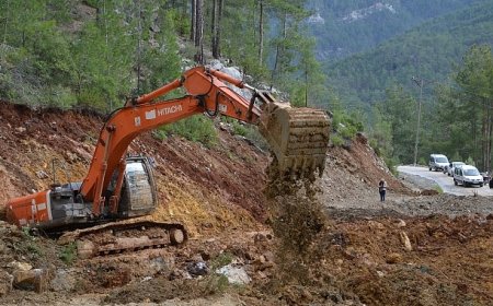 Büyükşehir Alanya'da yolları açık tutmak için gece gündüz çalışıyor