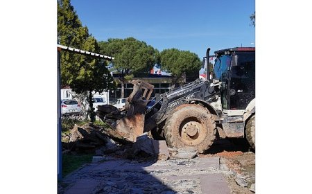 Ayvalık Deniz Hudut Kapısı Önünde Meydan Düzenlemesi Başlatıldı