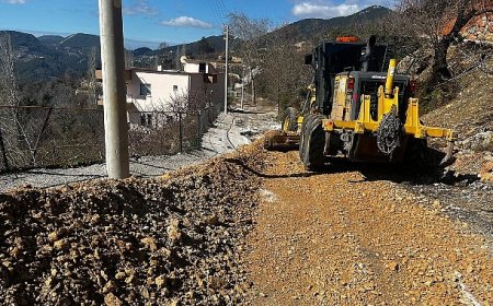 Alanya’da Büyükşehir’in yol mesaisi sürüyor