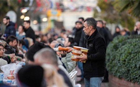 Büyükşehir iftar sofrasını bu kez Karşıyaka’da kurdu