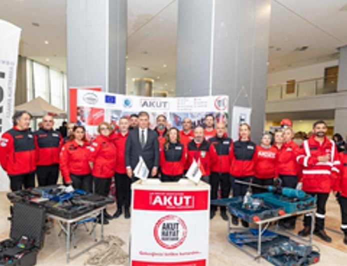 Başkan Tugay: Birden fazla yangın uçağı kiralamaya hazırız