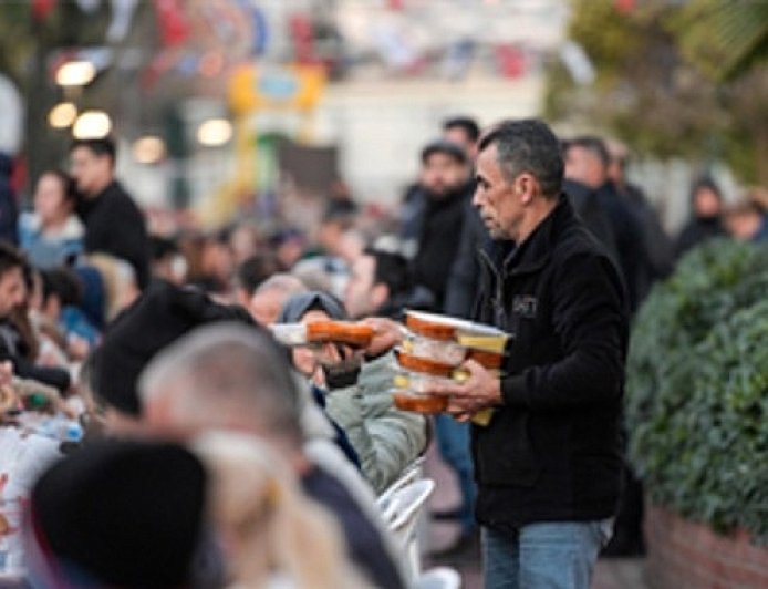 Büyükşehir iftar sofrasını bu kez Karşıyaka’da kurdu