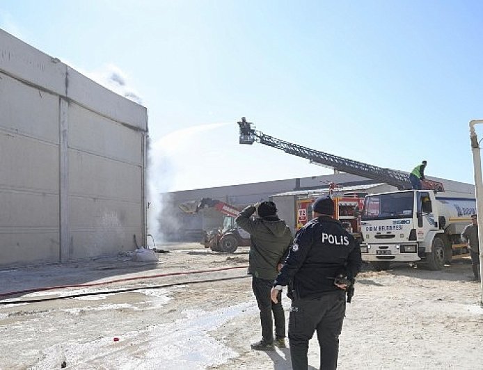 Başkan Hatice Gençay Yangın Sürecini Ekiplerle Birlikte Sahada Takip Etti