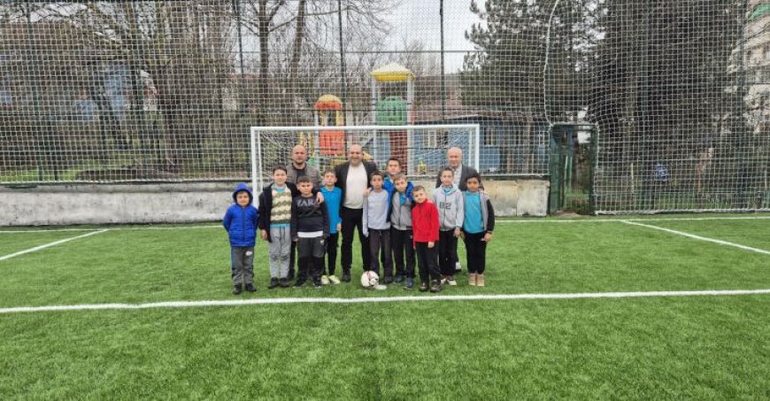 Büyükorhan'daki halı saha sil baştan yenilendi