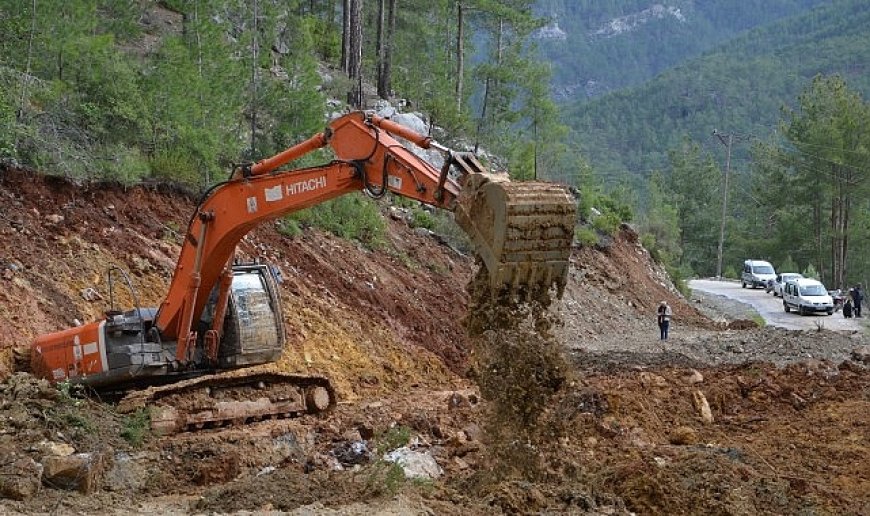 Büyükşehir Alanya'da yolları açık tutmak için gece gündüz çalışıyor