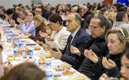 Büyükşehir’in iftar sofrası bu kez Foça’da kuruldu