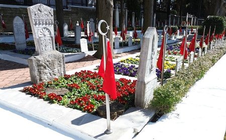 Büyükşehir’den şehitliklerde titiz çalışma