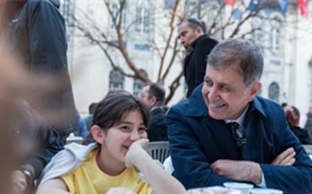 İzmir Büyükşehir Belediyesi'nin iftar sofrası Kemeraltı'nda kuruldu