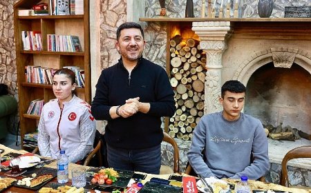 Başkan Rasim Arı, sporcu gençlerle sahur yaptı