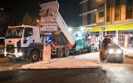 Bornova’da gece asfalt mesaisi