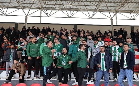 Başkan Özarslan Bağlumspor’a Tribünden Destek Verdi, Galibiyet Sevincini Paylaştı