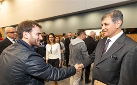 Başkan Tugay Büyükşehir Belediyesi personeliyle bayramlaştı