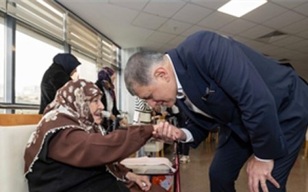 Başkan Tugay huzurevi sakinleriyle bayramlaştı