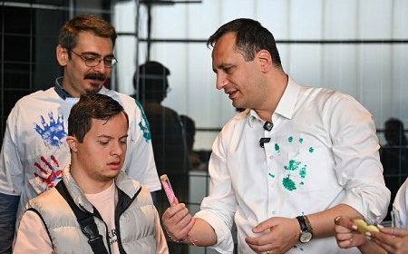 Minik eller doğaya umut ekti