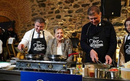 Başkan Tugay Tire’de önlük giydi, mutfağa girdi, yemek yaptı