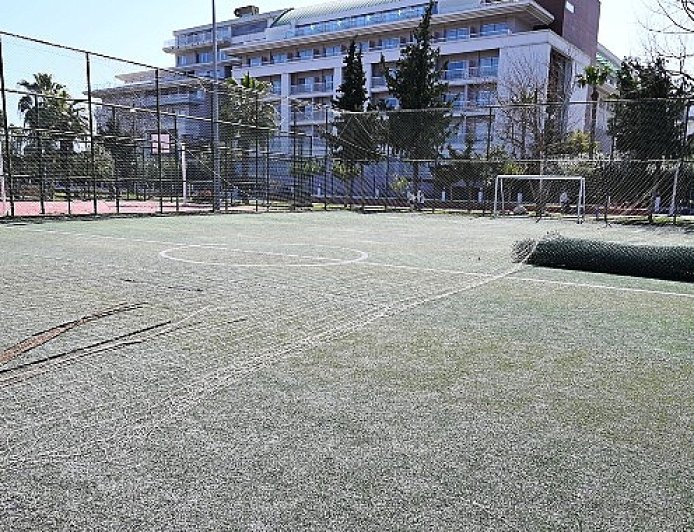Günübirlik alandaki halı saha yenileniyor