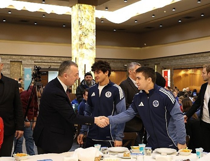 Büyükakın başarılı sporcularla iftar yaptı