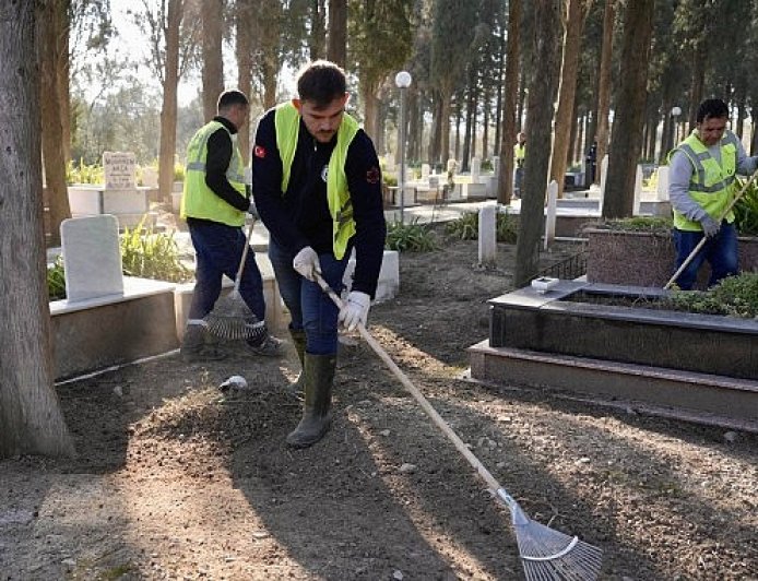 Burhaniye’de Ramazan Bayramı Öncesi Mezarlıklarda Kapsamlı Temizlik