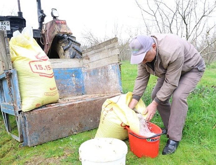 Gübreler toprakla buluşuyor, çiftçinin yüzü gülüyor