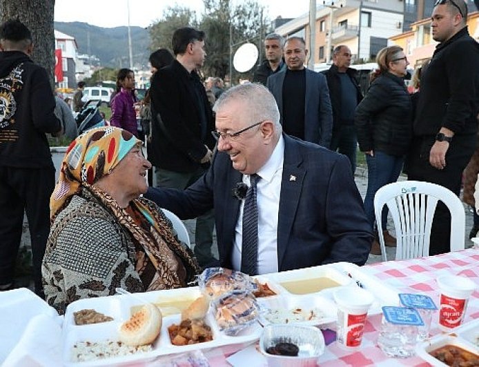 Edremit Belediyesi iftar sofraları Altınoluk’ta kuruldu
