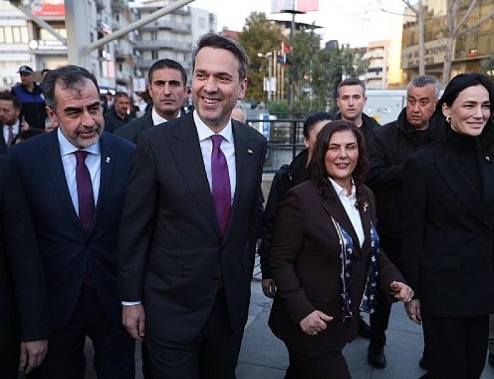 Başkan Çerçioğlu, Bakan Bayraktar ile Birlikte Atatürk Kent Meydanı’nda Düzenlenen İftarda Vatandaşlarla Bir Araya Geldi