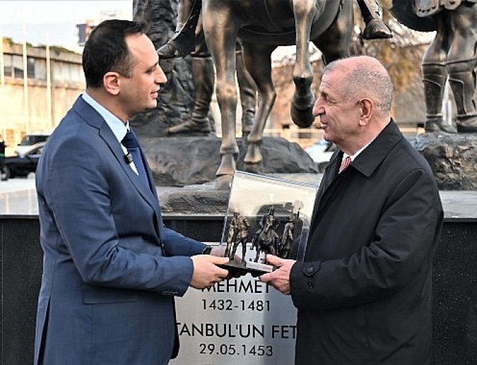 Ümit Özdağ Abide-i Hürriyet Meydanı’na övgü:     “Böyle bir yeri görmekten büyük mutluluk duydum.”