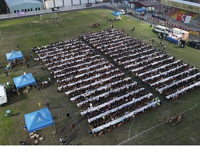 Bayındır’da Kadir Gecesi Bereketi: Şehir Stadyumu'nda Dev Gönül Sofrası Kuruldu