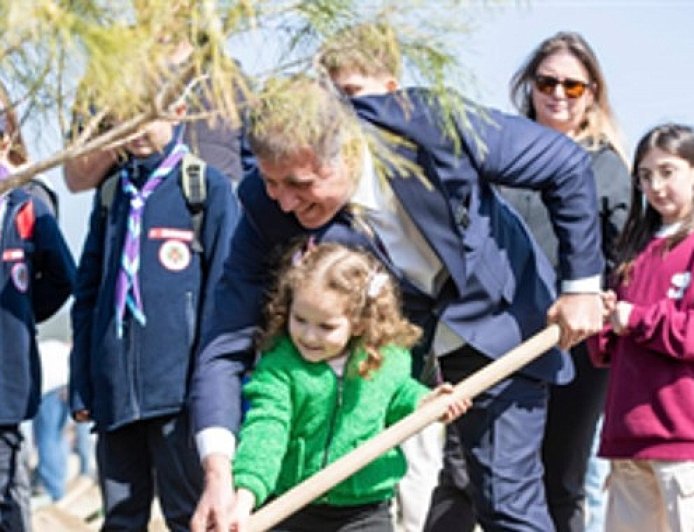 Başkan Tugay çocuklara verdiği sözü tuttu, fidanlar toprakla buluştu