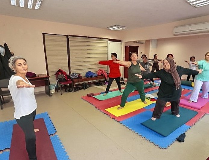 Konak’tan İleri Yaş’a sağlıklı mola: Yoga kursuyla zinde kalıyorlar