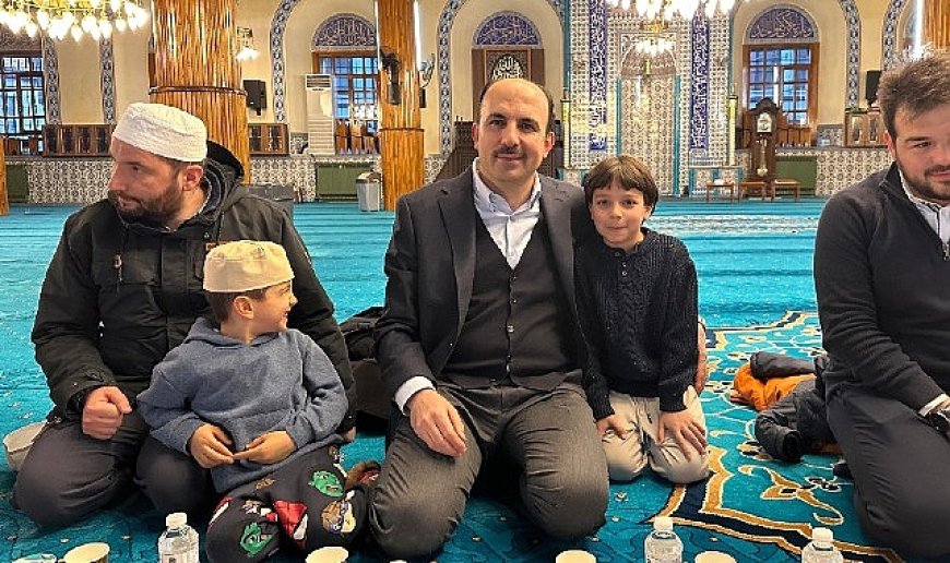 Başkan Altay Kapı Camii’nde Gelenek Olarak Sürdürülen “Ümmet İftarı”nın Bereketine Ortak Oldu