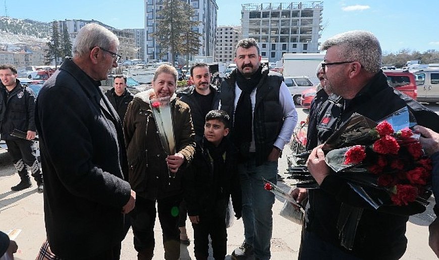 Nevşehir Belediyesi, Kadınlar Günü'nde 5 bin çiçek dağıttı