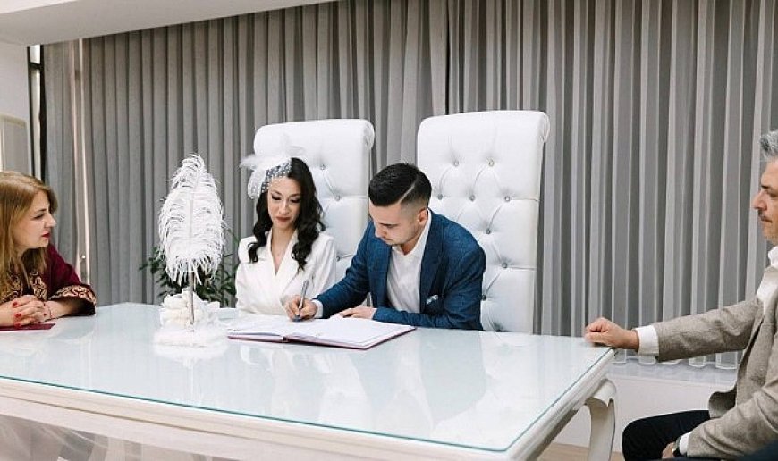 Balçova’da Yeni Evlenen Çiftlere Alışveriş Kartı Desteği