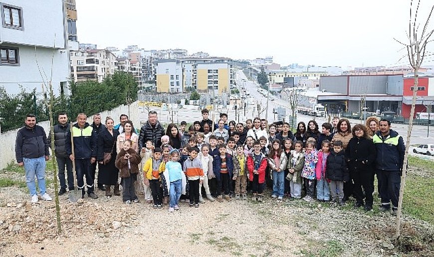 Nilüfer’de minikler doğa için fidan dikti