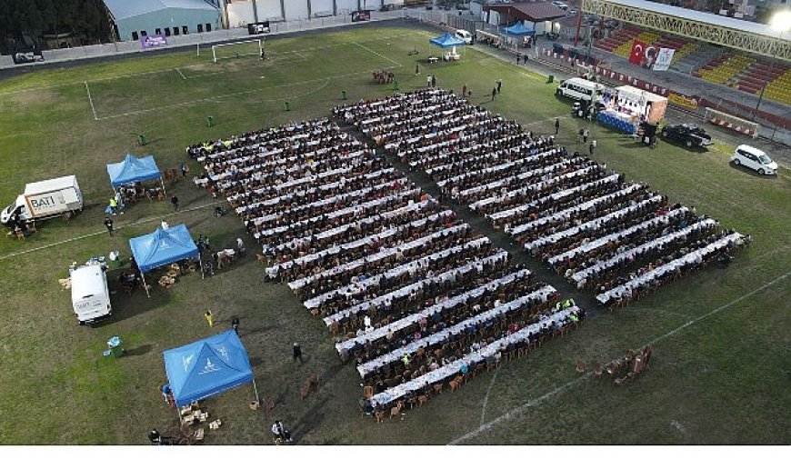 Bayındır’da Kadir Gecesi Bereketi: Şehir Stadyumu'nda Dev Gönül Sofrası Kuruldu