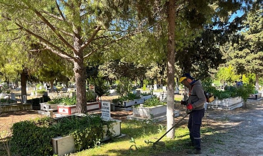 Ayvalık’ta Mezarlıklar Bayram Ziyaretlerine Hazırlandı...
