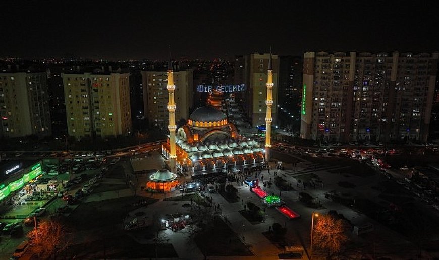 Başkan Pekyatırmacı Kadir Gecesi’nde Vatandaşlarla Selçuklu Merkez Camii’nde Buluştu