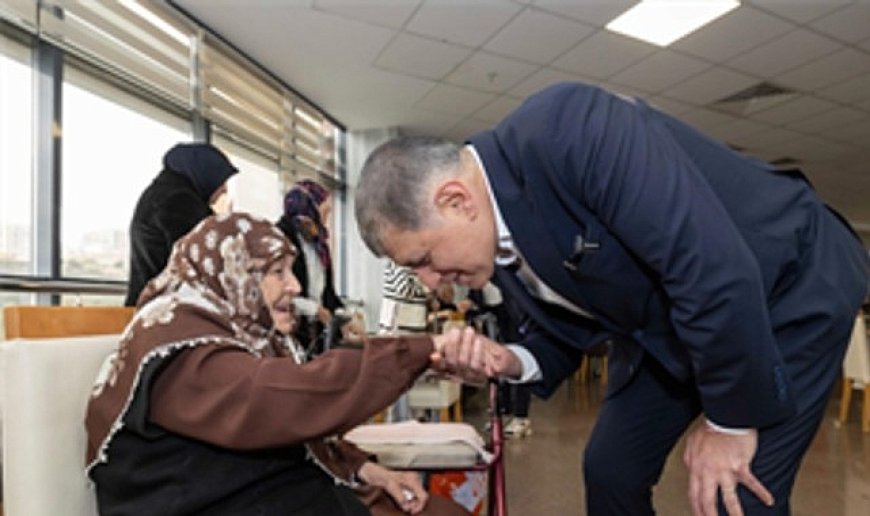 Başkan Tugay huzurevi sakinleriyle bayramlaştı